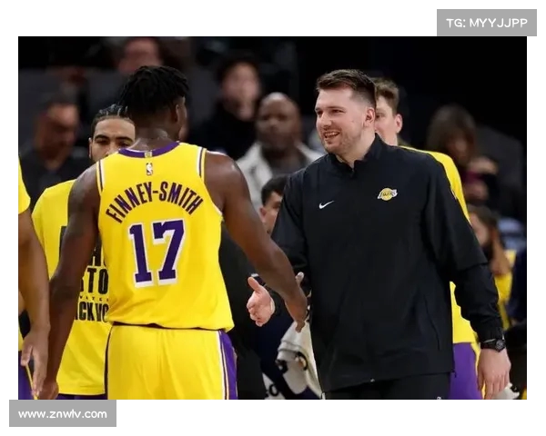 《NBA球迷激情时刻集锦：最震撼的比赛回顾与球迷互动瞬间》